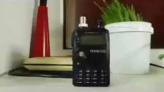 Kenwood TH-F6a   The receiver accepts the built-in ferrite magnetic antenna (MW/AM)
