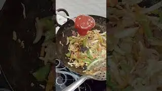Street Style Veg Hakka Noodles🍜 | Easy Chinese Recipe at Home #food #shamkanasta #chowmein #shorts