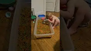 Leif playing with water beads