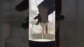 Non Newtonian fluid&rsquo;s motion demonstration using cornstarch 