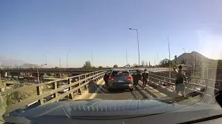 Conductor choca auto de asaltantes para evitar encerrona