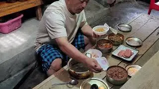 짜장 한봉을 냄비에 끓여서 햇반밥에스폠구이 파김치 아침 밥한끼 때운다