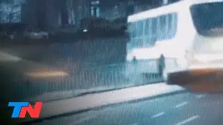 Un colectivo perdió el control y cayó de un puente de la General Paz