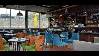 Cafe brod Zeppelin u Novom Sadu & Brod plovi rekom Dunav & Pogled na reku Dunav / Novi Sad, 15.4.25.