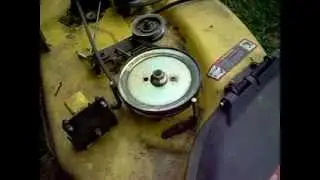 John Deere: How to change bearings in the deck spindles