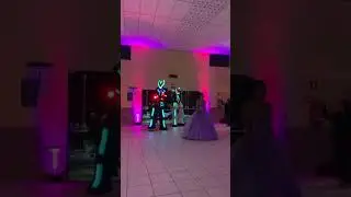 Olha a entrada dos rob&ocirc;s - 2 roboz&atilde;o de led na festa 🎈