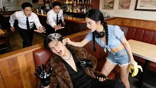 母親以外、誰もCEOがゴミをポイ捨てするのを叱れなかった。ところが若い清掃員の女性が彼の耳を引っ張った！愛！