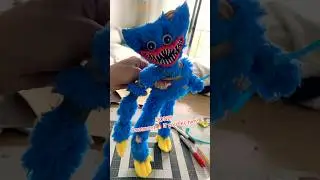 Damaged Huggy Wuggy Plush DIY! 🧵🪡 #huggywuggy #poppyplaytimechapter4 #yarnaby #doey #pianosaurus