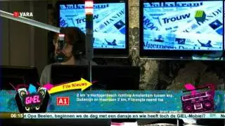 11-3-2011 krantenmeisjes Susan & Miranda @ 3fm