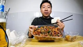 一斤猪头肉配上三个馒头，今天下午休息去买件衣服，幸福
