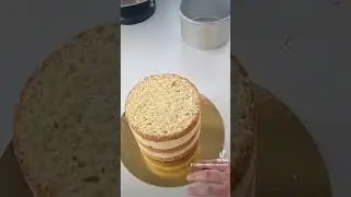 Hello,voici comment on demoule un g&acirc;teau mont&eacute; dans le moule gr&acirc;ce &agrave; un tapis antid&eacute;rapant❤