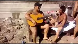Raul el gitano tocando en la playa gran canaria