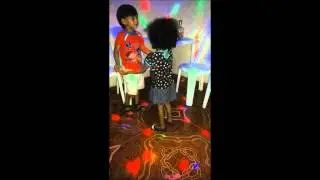 ni&ntilde;os bailando salsa choke.