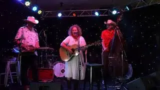 The Cartwheels are Golden Guitar winners Wendy Phypers & Dave Patterson.video C0055