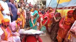 Frauen verdreschen M&auml;nner in Indien mit St&ouml;cken