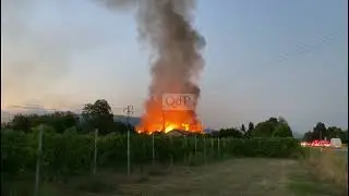 Caerano, furioso incendio nella segheria De Zen. Fiamme visibili a decine di chilometri di distanza