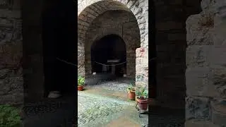 Entrando a una iglesia rom&aacute;nica de A&iacute;nsa (siglo XII)