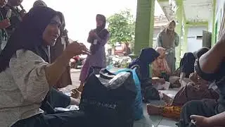 Pembagian seragam madrasah 