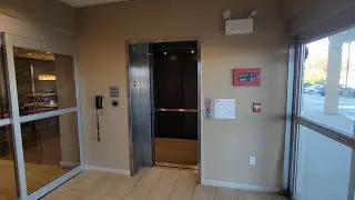 Гидравлический парковочный лифт Thyssenkrupp в отеле Courtyard Marriott, Вестбери, штат Нью-Йорк.