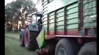 Fendt 930 mit Strautmann Ladewagen