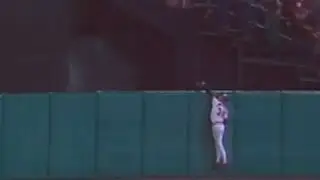 1983 WS Gm1: Lowenstein robs Diaz of a home run
