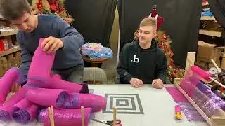 Брайс и Зак делают весенний венок из декоративной сетки.