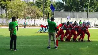 Seru Permainan Bakiak Terompah Panjang sampai berjatuhan