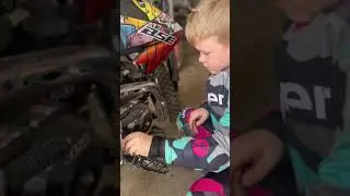 Макс меняет масло #shorts