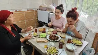 KIZLARIMLA MUTFAKTAYIZ GÜLCAN SALÇALI YAPRAK SARMASI YAPIYOR