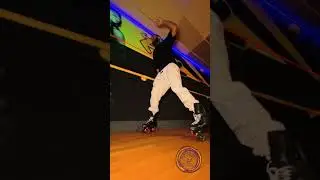 Gliding like a pro! 💨🔥 #rollerskating #clean @sk8.ne