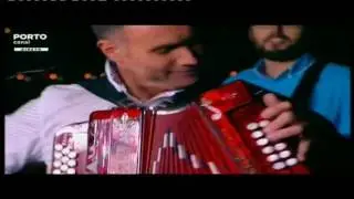 Paulo Ra&iacute;zes e sua banda com o tema 