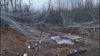 Trincheras cubiertas con redes de  pesca para protegerse de los drones. 🛩🔥