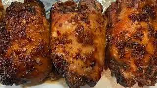 Рецепт куриных бёдрышек в горшочке Honey Bourbon Street
