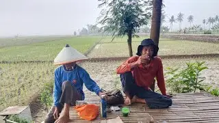 mas  Ranna Ngopi di pinggir sawah