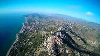 Terra e mare di Castellabate lungo e largo dall'alto (versione pi&ugrave; breve)