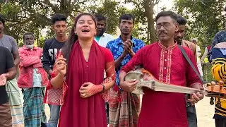 সুন্দরি বন্যার কন্ঠে নতুন গান শোনার জন্য ওস্তাদের গ্রামের মানুষজন সব ছুটে আসলো। Sundori Bonna