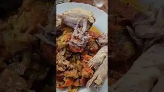 Кормим работягу диетическим мясом кролика! #bulgaria #болгария #village #еда #food #village