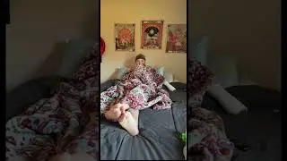 Блондинка трёт пальцы ног и ступни