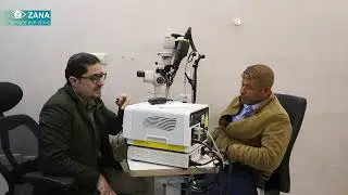 جلسة علاج بـتقنية الليزر البارد حيث يعاني من النضوح الشبابي في مركز الابصار