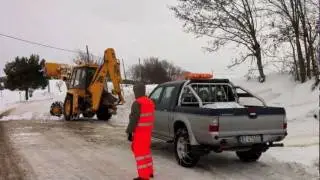 Terna JCB 3CX e ruspa cingolata Fiat-Allis AD9 a lavoro sulla neve