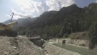 Hydraulic gate installing operation in river