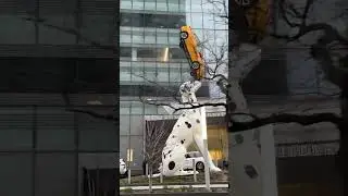 Spot, creation of New York&ndash;based artist Donald Lipski, outside Hassenfeld Children&rsquo;s Hospital in NYC