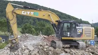 Cat 329 E beschickt Kleemann Brecher