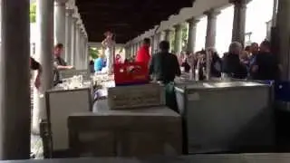 1 mei in Brugge zoals het hoort De Internationale schalt door de stad.