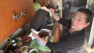 Hmong cooking: stir fry crispy pork with tomatoes/kib nqaj puas xyawv Txiv lwg suav