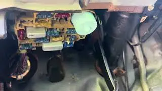 Расположение блока предохранителей Mazda B3000 1994 года
