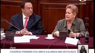 Martha Hildebrandt -9-  Congreso premia con libros a mejores alumnos