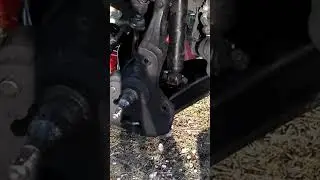 Втулки нижнего рычага подвески были неисправны.