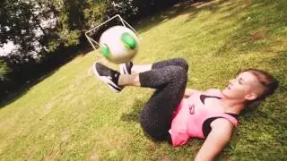 MASCARADE - Rien n'a foot (avec Melody Donchet championne du monde de freestyle football)