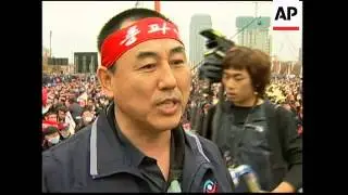Thousands protest against govt work policies